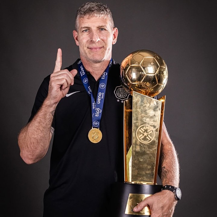 Martín Palermo, con el trofeo del Clausura que ganó con Olimpia en 2024. (Foto: @martinpalermo.ok)