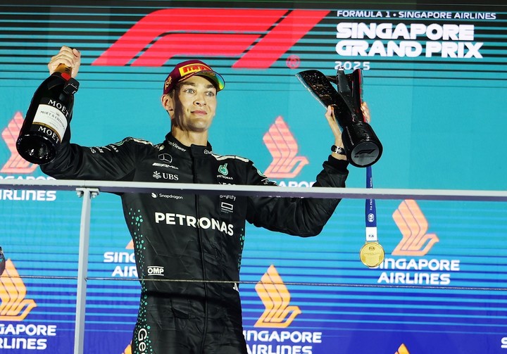 El festejo de Russell en el podio. (EFE/EPA/FAZRY ISMAIL)