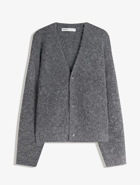 Jacob Elordi Confirma Lo Que El Estilo Old Money Ya Sabia El Cardigan No Es Cosa De Abuelos Sino El Comodin Mas Refinado Del Armario Otonal