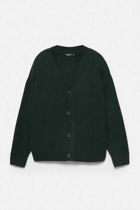 Jacob Elordi Confirma Lo Que El Estilo Old Money Ya Sabia El Cardigan No Es Cosa De Abuelos Sino El Comodin Mas Refinado Del Armario Otonal