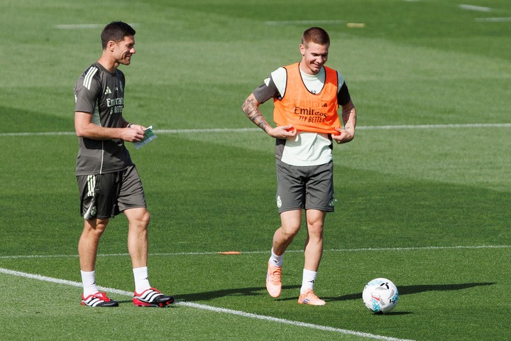 Xabi Alonso y Mastantuono en los entrenamientos. EFE