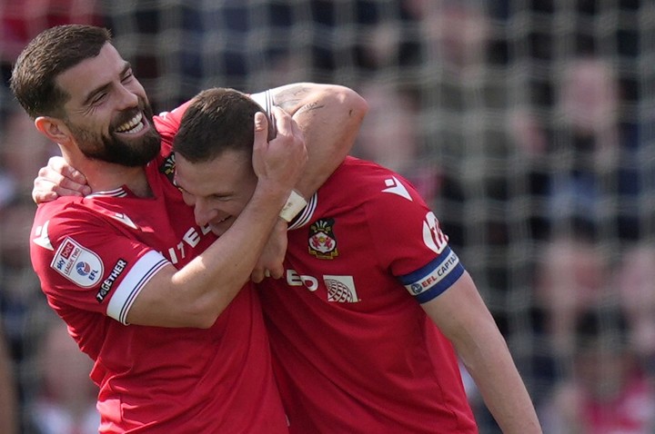 Los actores Reynolds y McElhenney compraron el Wrexham en 2021. (Foto: AP)