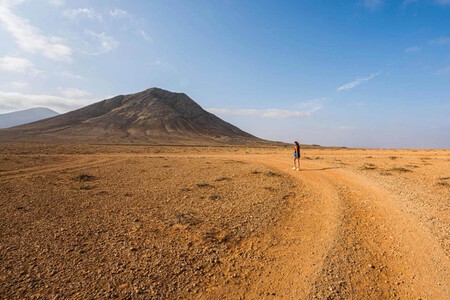 Ascenso A La Montana De Tindaya C Hola Islas Canarias