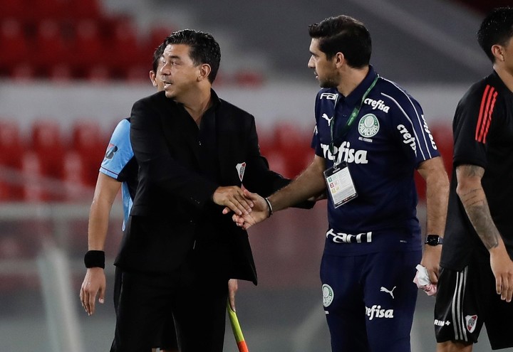 Gallardo saluda a Abel Ferreira en un cruce copero. AFP.