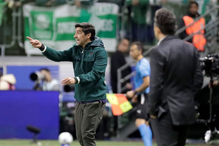 Marcelo Gallardo observa a Abel Ferreira en los últimos cuartos de la Libertadores 2025. EFE.