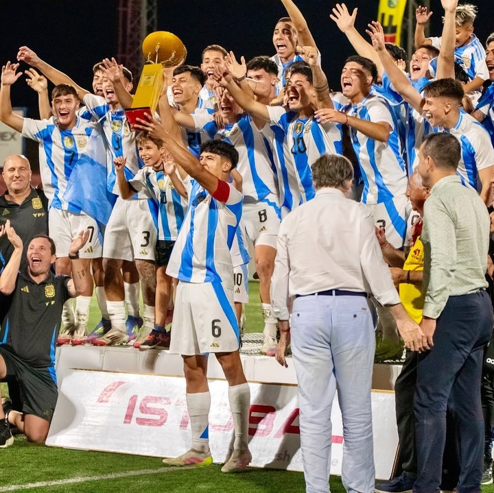 Satas, el capitán de la Sub 17 que ya levantó el trofeo de L'Alcudia. (Foto: @matias_satas)