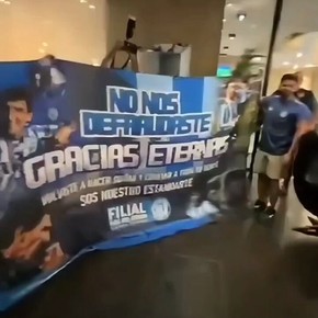 La bandera que los hinchas de Racing le dedicaron a Gustavo Costas tras la derrota ante Flamengo