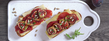 Tostas de higos caramelizados con carpaccio de ternera y queso: receta para un capricho de cena (o picoteo)