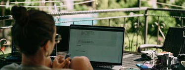 Una profesional de la Gen Z relata por qué rechazó trabajar como nómada digital desde España, y prefirió la oficina de 9 a 5 en su país