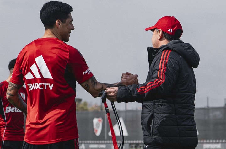 Gallardo junto a Enzo Pérez en el Camp (Prensa River).