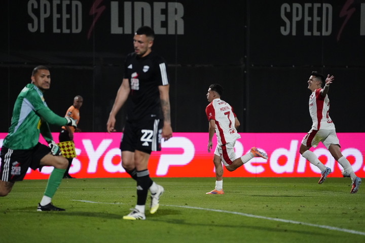 La celebración de Montiel y la decepción de Riestra. (Foto: Marcelo Carroll)