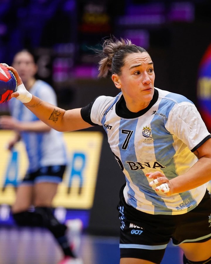 Rocío Campigli, pivot de La Garra, que está disputando con Argentina el Mundial de Países Bajos y Alemania. (@cahandball).