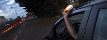 China arrasa en el negocio de las balizas V-16 conectadas: hay 240 modelos homologados por la DGT y 27 fabricantes, pero solo siete son españoles