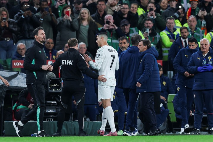 Cristiano Ronaldo deja la cancha tras la roja (EFE).