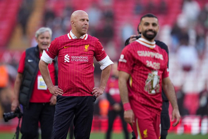 Arne Slot y Mohamed Salah luego de ser campeones de la Premier League 2024/25 (AP Photo/Jon Super)