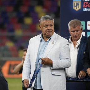 Tras semanas de polémica, Chiqui Tapia le entregó la copa a Estudiantes