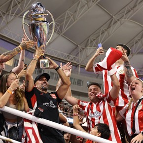El festejo de Verón con el trofeo en sus manos y "las cosas buenas prevalecen siempre sobre las malas"