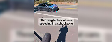 Lechugas contra la velocidad: un tiktoker con un radar móvil se lía a lechugazos con un Tesla que iba al doble de velocidad delante de un colegio 