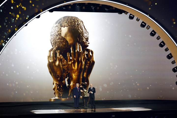 El Premio por la Paz que la FIFA le entregó a Trump. (Foto: EFE)