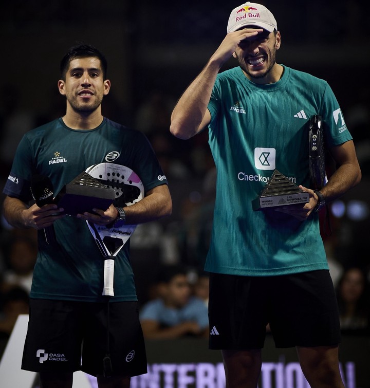 Así posaron Chingotto y Galán, campeones del P2 de NewGiza, junto al trofeo.