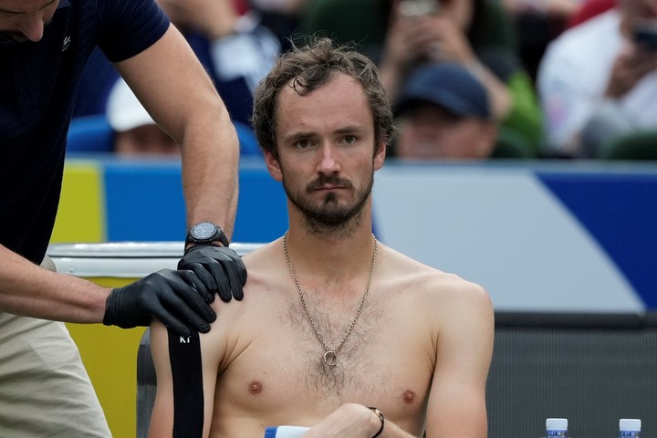 Daniil Medvedev sufre en calor en el Masters de Shanghai. (AP Photo/Andy Wong)