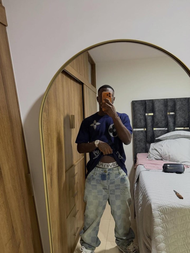 La foto de la polémica, de Hinestroza, cara tapada y cuchillo en la cama. 