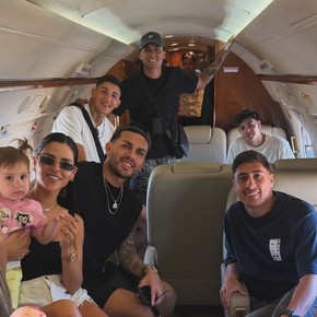 El vuelo bostero: Paredes y otros jugadores de Boca viajaron juntos al casamiento de un compañero