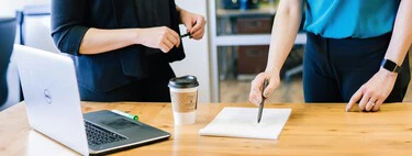 Empresas que echan a los jefes y dejan la responsabilidad a los trabajadores, que cobran menos: así se va asentando esta tendencia