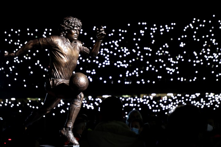 La estatua de Maradona en el Napoli. (foto: reuters)