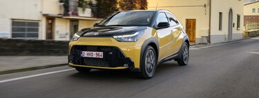 Probamos el Toyota Aygo X Cross: un mini híbrido de 116 CV que gasta 3,8 l/100 km y nos recuerda por qué los coches urbanos tienen tanto sentido