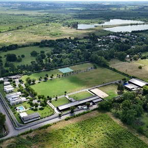 Una tarjeta de la AFA pagaba los gastos de los autos de lujo en la mansión de Pilar: consumos por $50 millones al mes 