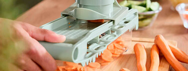 Lidl ha rebajado a precio de bazar un cacharro con el que rallar y cortar alimentos en segundos y sin peligro