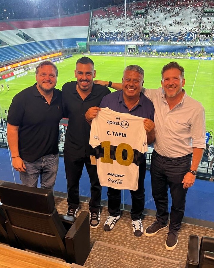 Nogués, Matías Tapia, Claudio Tapia y Alejandro Domínguez viendo a Olimpia, este domingo por la noche.