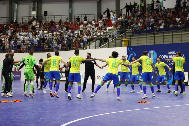 Los jugadores de Brasil festejando el triunfo (EFE).
