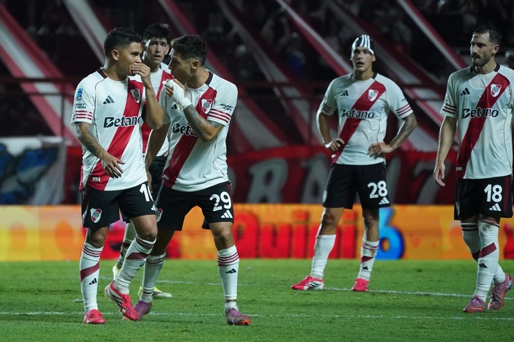 La discusión entre Quintero y Montiel al final del partido. (Foto: Juano Tesone).