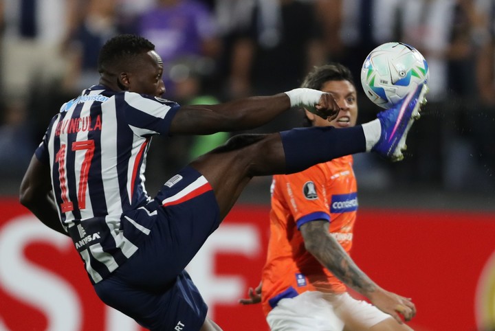 Advíncula mtió el 1-0 pero... (EFE/ Paolo Aguilar).