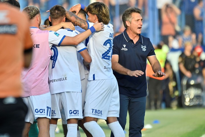 Guillermo Barros Schelotto festeja uno de los goles de Vélez (Fotobaires).