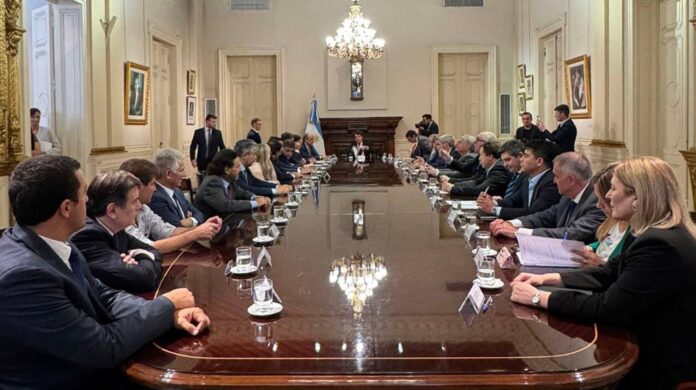 Francos se reunió con el PRO para negociar los votos de la Ley Ómnibus y viaja a Salta para conseguir apoyo