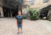 Este londinense montó en su azotea de Barcelona “un Breaking Bad de ahumados” y comercializó el primer pastrami de España