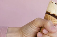 Sin IA ni escuela de negocios, este cartel de helados de Frigo del año 1990 es una lección magistral de marketing incluso en 2025