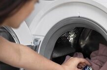 Dile adiós a las Air Force 1, estas zapatillas de New Balance son el nuevo par en color blanco ártico que necesitas para tus looks de invierno