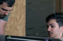 Para el ex CEO de Google la ventaja de China está en que siguen aplicando el modelo 996: «si quieres ganar, hay que hacer sacrificios»