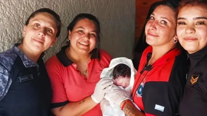 Personal municipal y policías ayudaron en un nacimiento