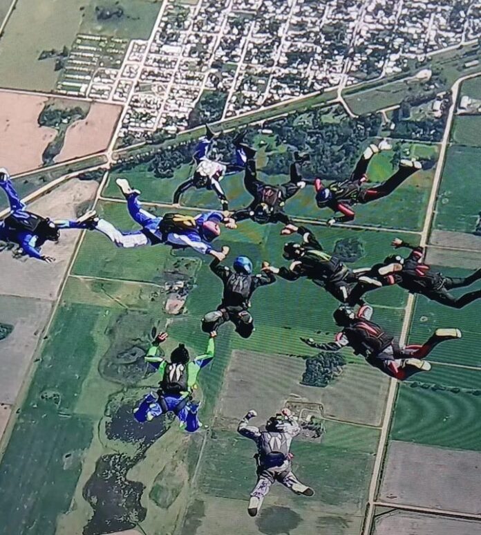 El paracaidista Mariano Morán participó de un exigente entrenamiento selectivo rumbo a un récord nacional