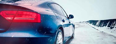 En España está prohibidísimo adelantar con línea continua, salvo en algunas excepciones