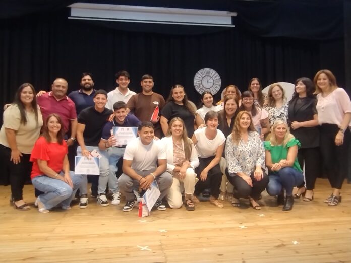 Entregaron certificados a Egresados del CEIJA N° 16 Padre Jorge Isaac y brindaron reconocimiento