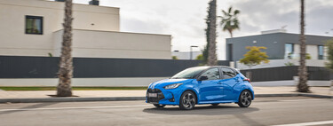 Probamos el Toyota Aygo X Cross: el híbrido más pequeño del mercado tiene un consumo ridículo y se mueve sorprendentemente bien, no solo por ciudad