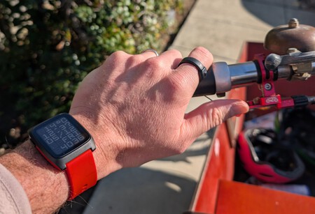 Un anillo que no necesita la nube y no se carga: Pebble quiere que llevemos una “memoria externa” para el cerebro en el dedo