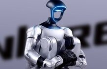 En la carrera por conseguir el robot humanoide, China tiene una ventaja: los está poniendo al frente de tiendas